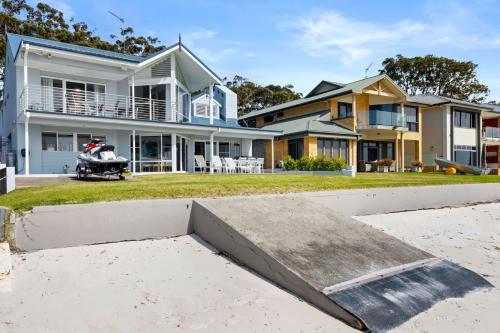 Waterfront Wonderland 41 Foreshore Dr stunning house with a lift linen Wi Fi and ducted air conditio in 포트 스티븐스