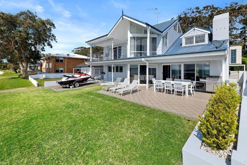 Waterfront Wonderland 41 Foreshore Dr stunning house with a lift linen Wi Fi and ducted air conditio in 포트 스티븐스