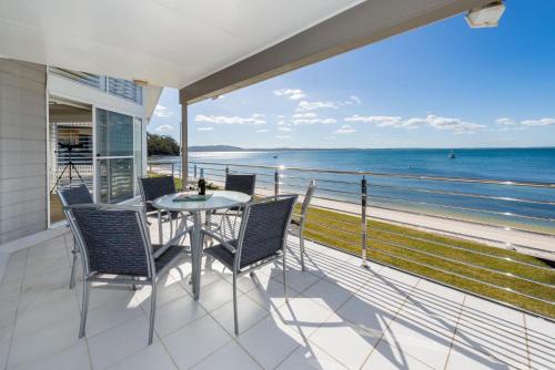 Waterfront Wonderland 41 Foreshore Dr stunning house with a lift linen Wi Fi and ducted air conditio in 포트 스티븐스