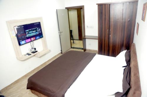 1 king bed, 1 twin bed