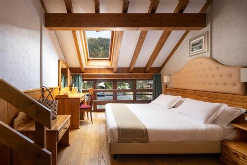 1 king bed, 2 twin beds