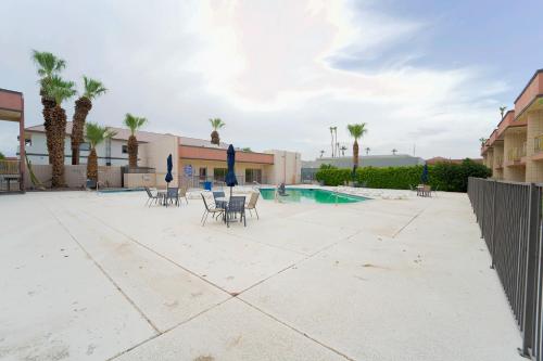 Swimming pool, Royal Plaza Inn in Indio (CA)