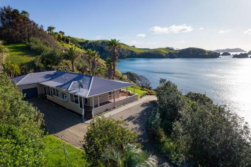 Seascape Point - Mahinepua Bay Clifftop Retreat