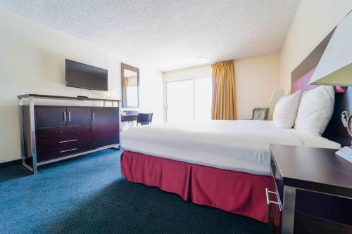 Royal Plaza Inn - image 5