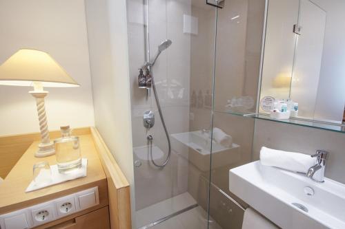 Small Single Room image 5