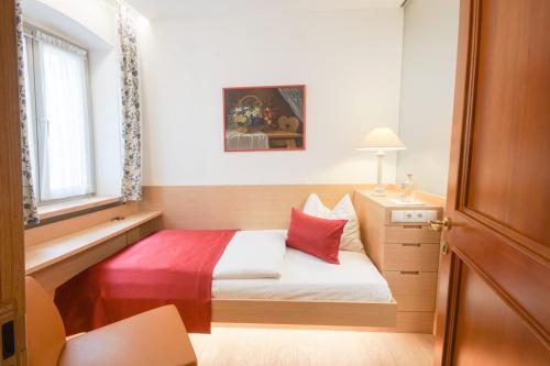 Small Single Room image 6
