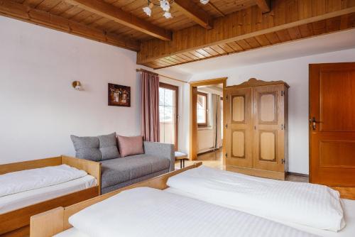 2 queen beds, 1 twin bed