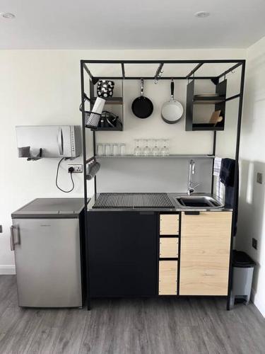 Studio apartment in Harefield - image 11