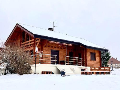 Chalet indépendant 3 chambres avec 2000m2 de terrain (Chalet independant 3 chambres avec 2000m2 de terrain) in Nozeroy