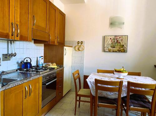ห้องครัว, Fabulous apartment in the historic center, bright and with easy parking in กลางเมืองสโปเลโต