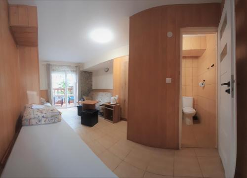 2 twin beds, 1 sofa bed