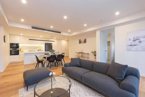 3BR Apt w/ Parking - 600m to Chadstone!