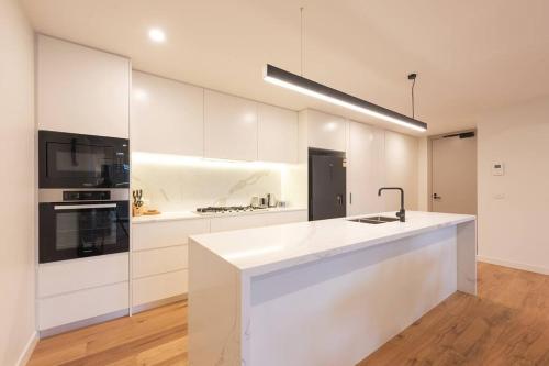 3BR Apt w/ Parking - 600m to Chadstone!