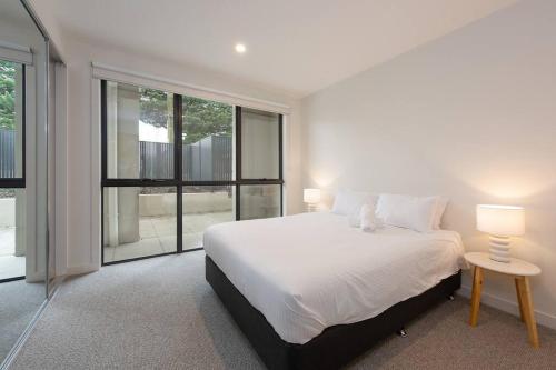 3BR Apt w/ Parking - 600m to Chadstone!