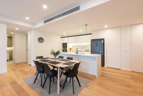 3BR Apt w/ Parking - 600m to Chadstone!