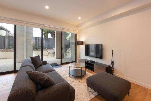 3BR Apt w/ Parking - 600m to Chadstone!