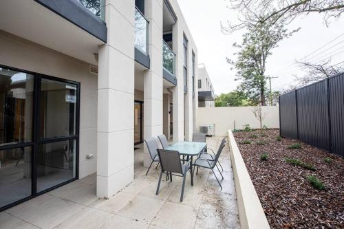 3BR Apt w/ Parking - 600m to Chadstone!