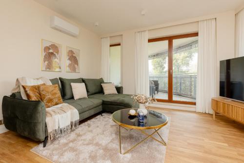 Deluxe Apartment Wronia 45 with AC, Parking & Balcony by Renters Prestige, Varsavia