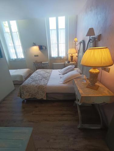 1 queen bed, 1 twin bed