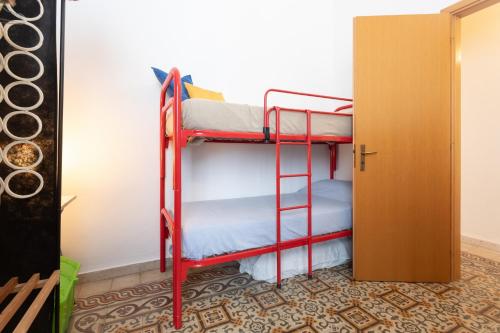 GuestHost - Between the Center and the Station - Trapani Apartment, Trapani (foto 9)