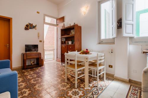 GuestHost - Between the Center and the Station - Trapani Apartment, Trapani (foto 11)