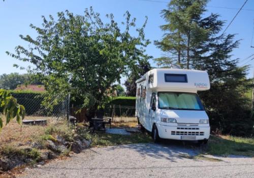 Charmant camping-car à la campagne