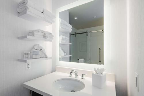 Hampton Inn & Suites Washington D.C./Navy Yard Area - image 9