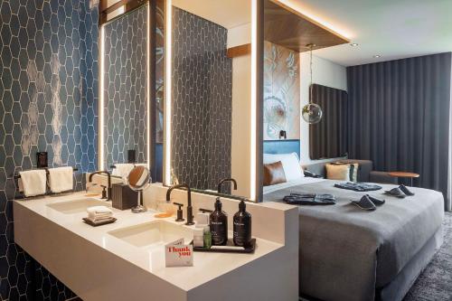 Panoramic King bed Junior Suite