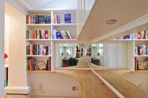 Spacious Soho Home On Quaint Cobbled Street - image 6