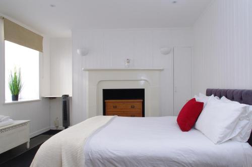 Spacious Soho Home On Quaint Cobbled Street - image 8