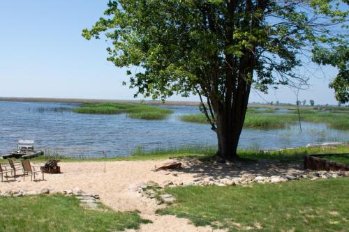 Cozy Home Lake Huron II - image 5
