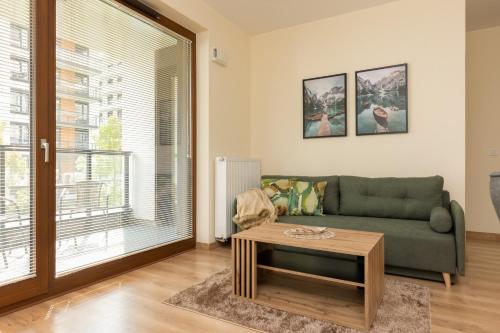 Cosy Apartment Białej Floty with Parking by Noclegi Renters, Varšava