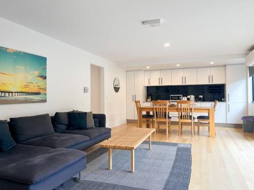 Modern Sandy Bay Apt - Close to Salamanca & CBD