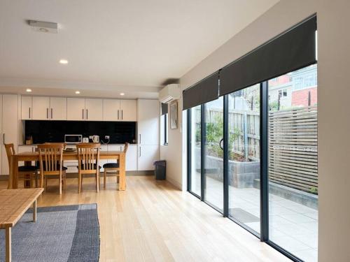 Modern Sandy Bay Apt - Close to Salamanca & CBD