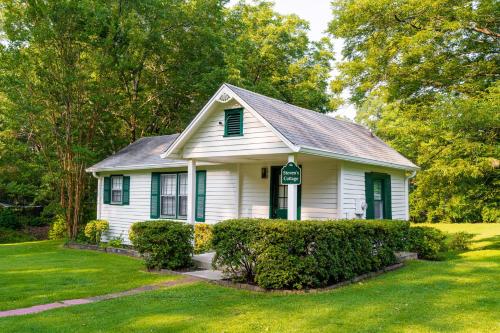 Private 1BR Cottage In Downtown Historic Norcross in Norcross, USA