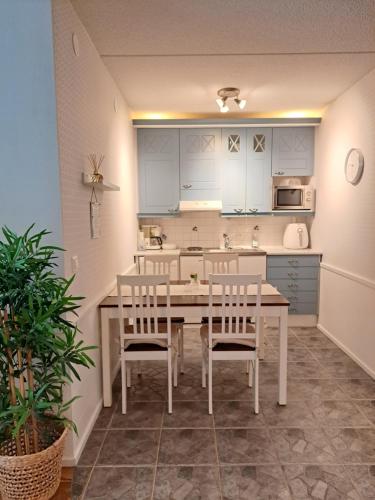 Kitchen, Ellivuori Resort Hehku 2 in Vammala