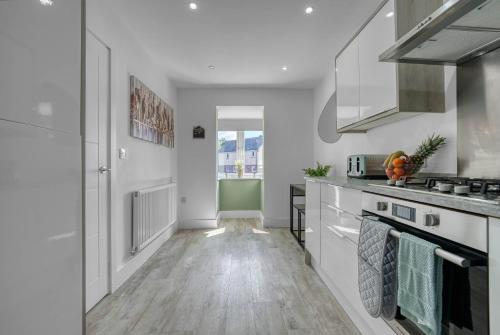 Kjøkken, Luxurious Birmingham Home Private Parking WiFi - near to NEC and QEH in Rednal