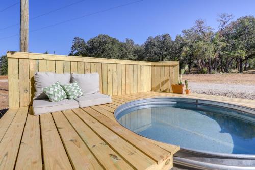 Horse-Friendly Weatherford Oasis with Splash Pool