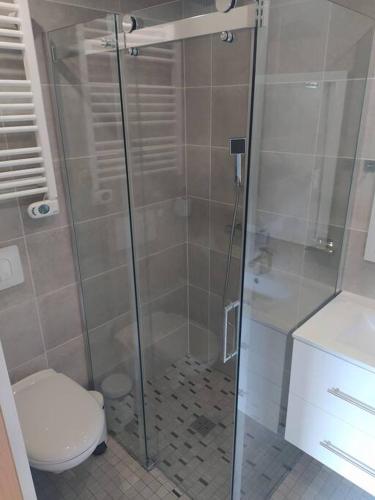 Chambre avec cuisine, entree et terrasse privee ! in Challes-les-Eaux