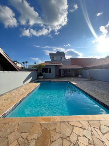 Casa com piscina em condomínio fechado