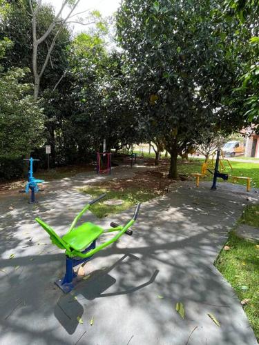 Casa com piscina em condomínio fechado