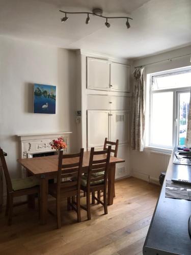 Spacious 3 Bed Room Flat in South West London