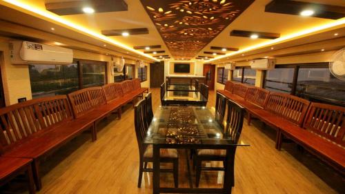 Kalappura Houseboats & Tours