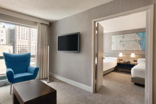 Hilton Chicago Magnificent Mile Suites - image 10