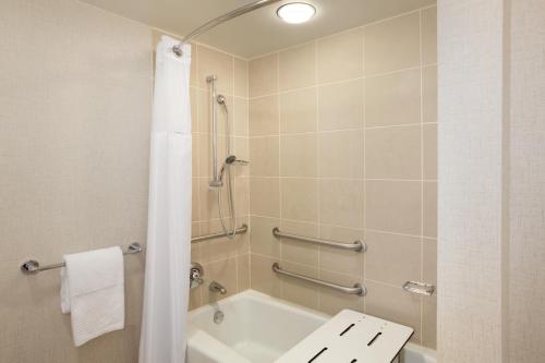 One-Bedroom King Suite with Mobility Accessible Tub image 4