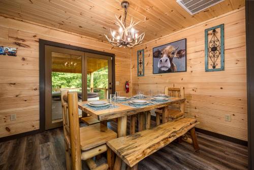 Mountain Creek View- Fire pit, Creek, Arcade game, pool table, arcade basketball in Sevierville, USA