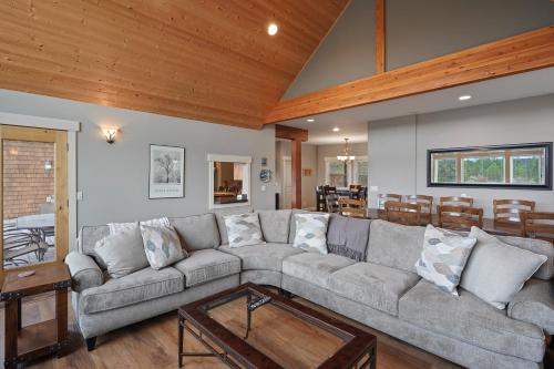 Five Peaks Home with Soaking Tub