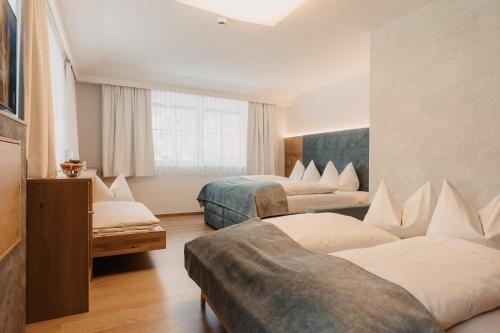 1 queen bed, 1 twin bed, 1 sofa bed