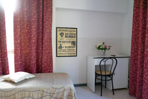 3 twin beds