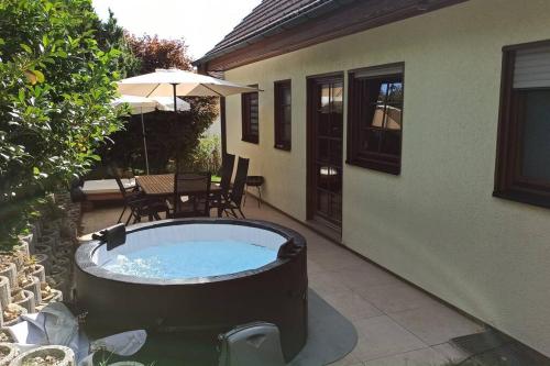 B&B Grafenhausen - Wohnung mit Spielplatz, Kaninchen und Whirlpool - Bed and Breakfast Grafenhausen